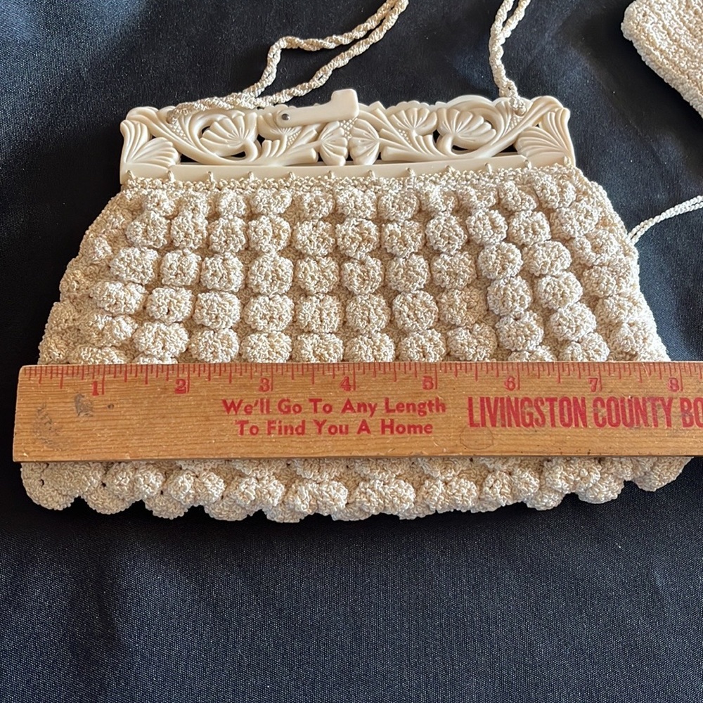 Vintage Cream Crochet Purse w/Plastic Carved Floral Clasp Frame - Picture 7 of 8